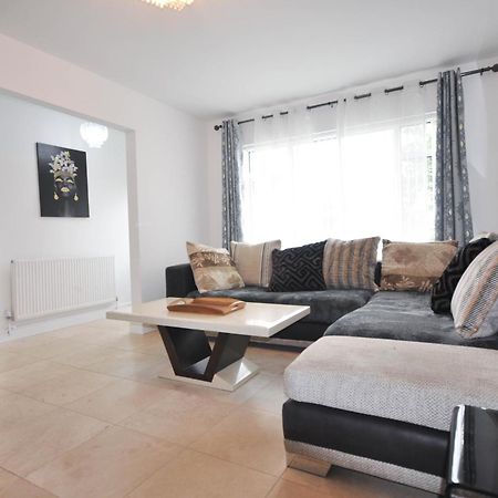 Modern 2 Bed Apartment Лутън Екстериор снимка