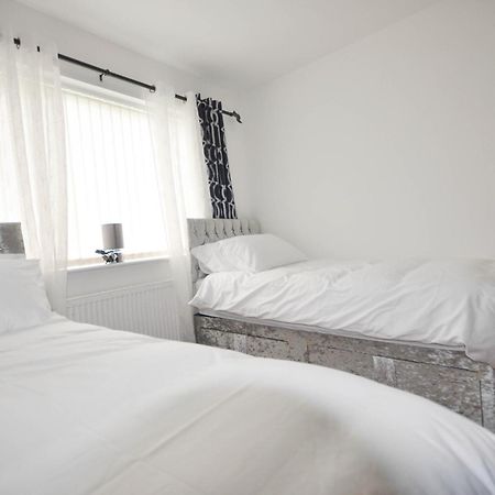 Modern 2 Bed Apartment Лутън Екстериор снимка