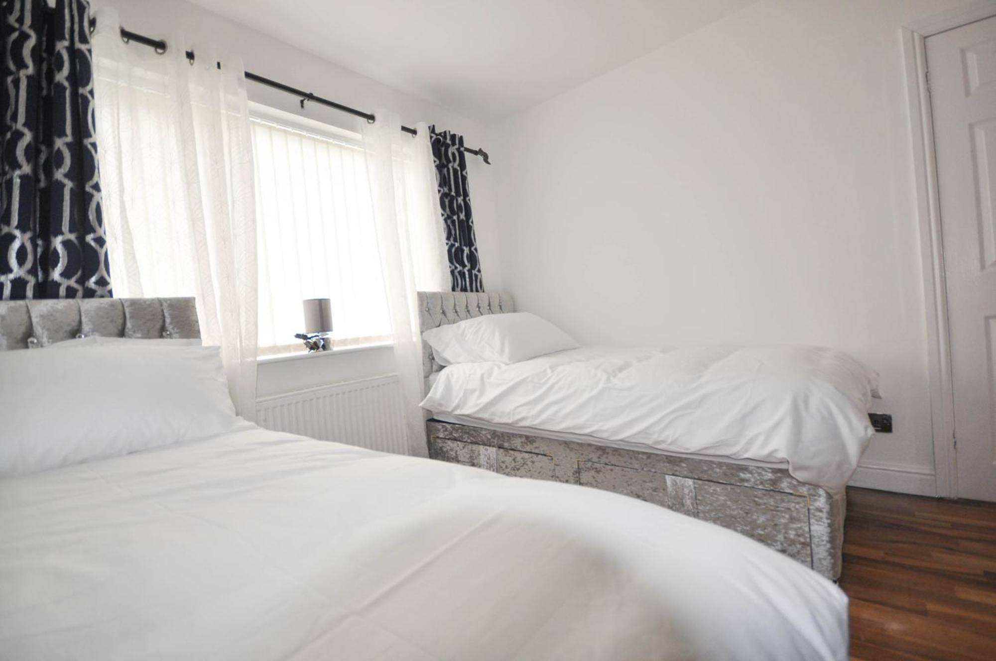 Modern 2 Bed Apartment Лутън Екстериор снимка