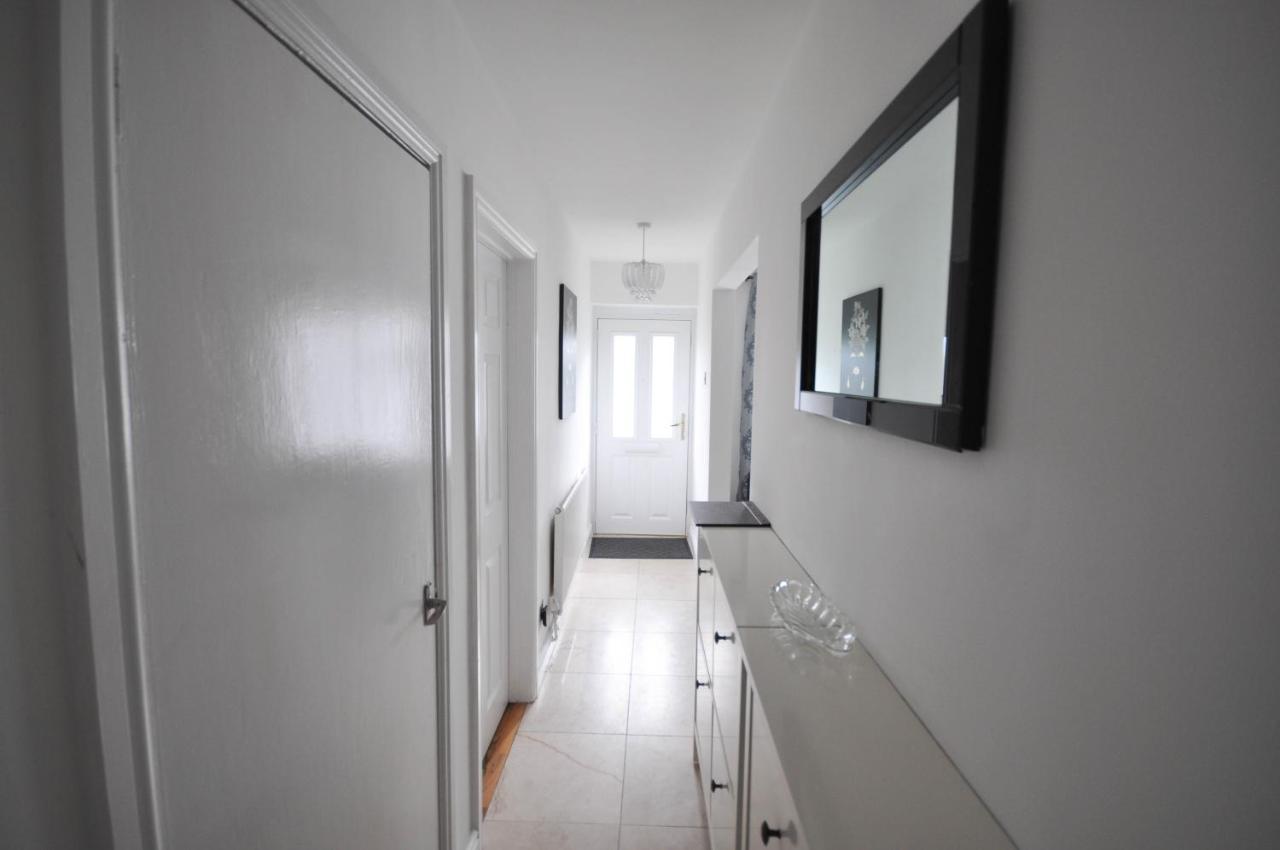 Modern 2 Bed Apartment Лутън Екстериор снимка