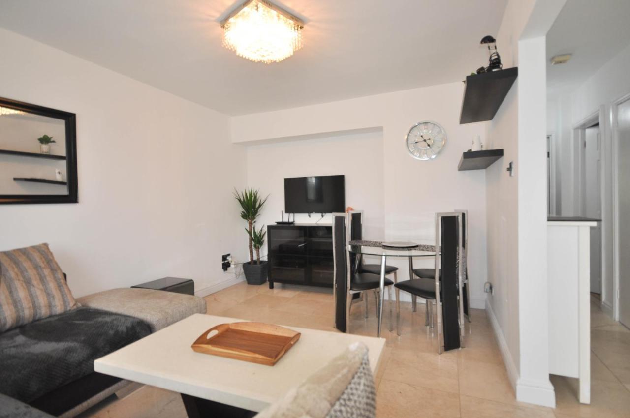 Modern 2 Bed Apartment Лутън Екстериор снимка
