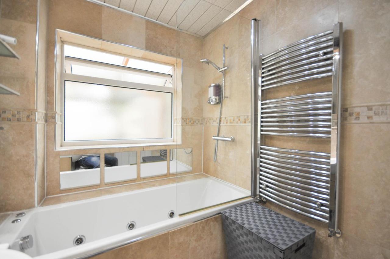 Modern 2 Bed Apartment Лутън Екстериор снимка