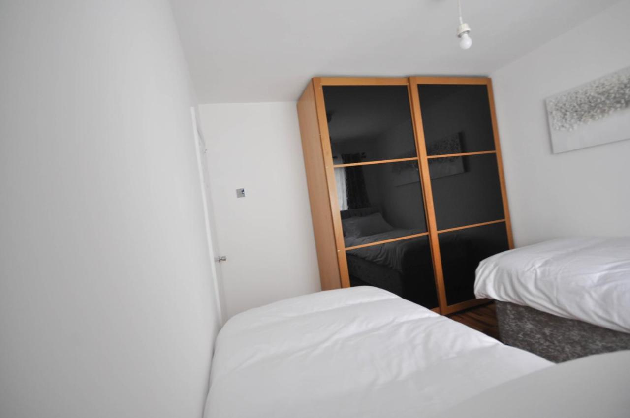 Modern 2 Bed Apartment Лутън Екстериор снимка
