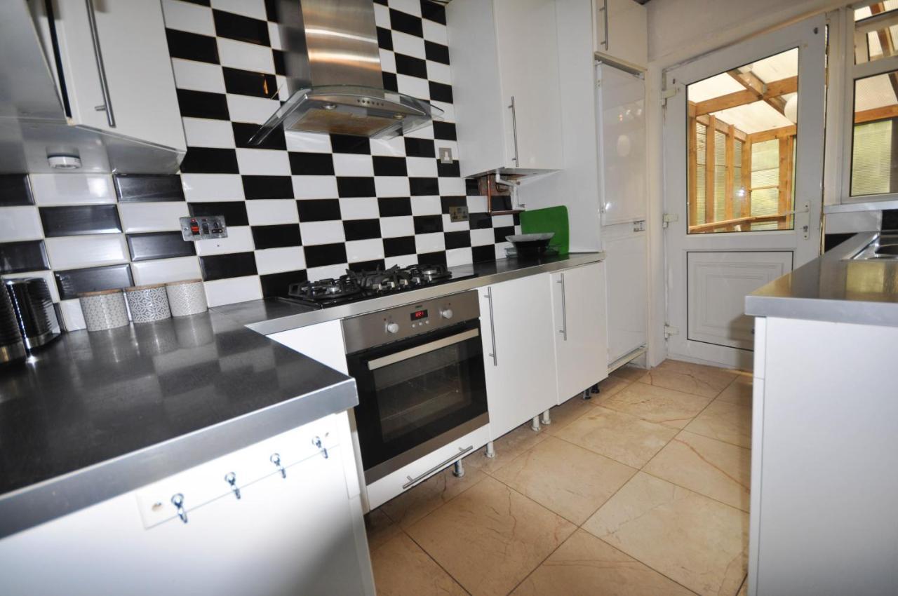 Modern 2 Bed Apartment Лутън Екстериор снимка