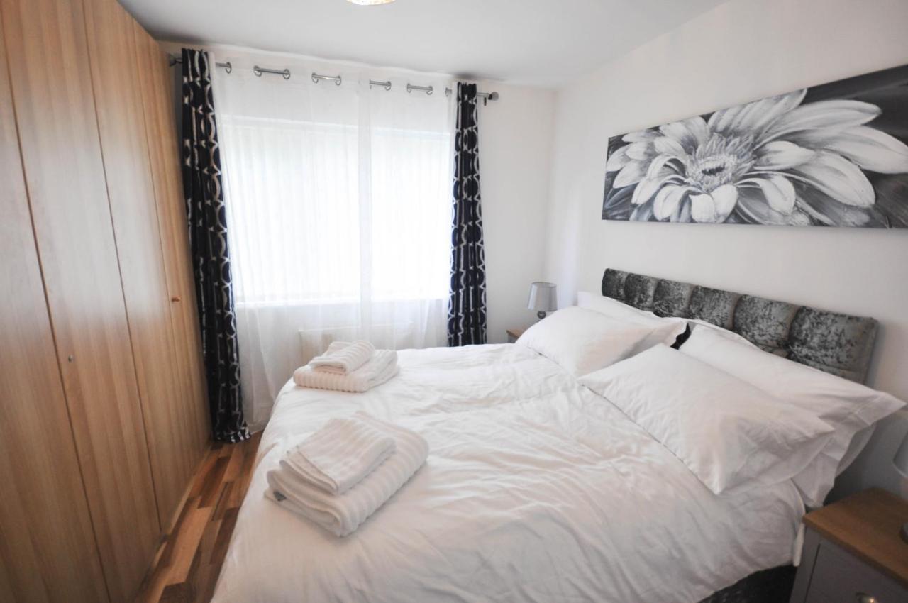Modern 2 Bed Apartment Лутън Екстериор снимка