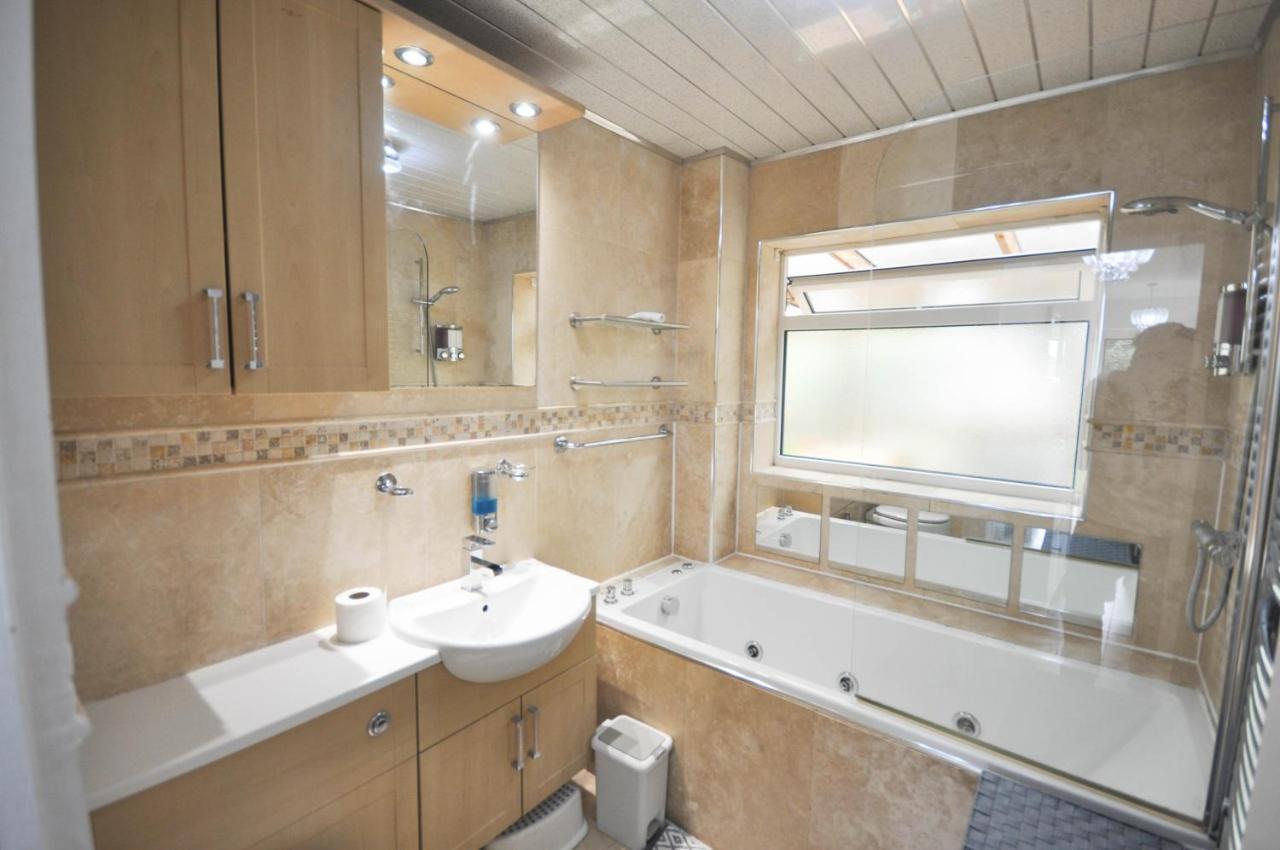 Modern 2 Bed Apartment Лутън Екстериор снимка